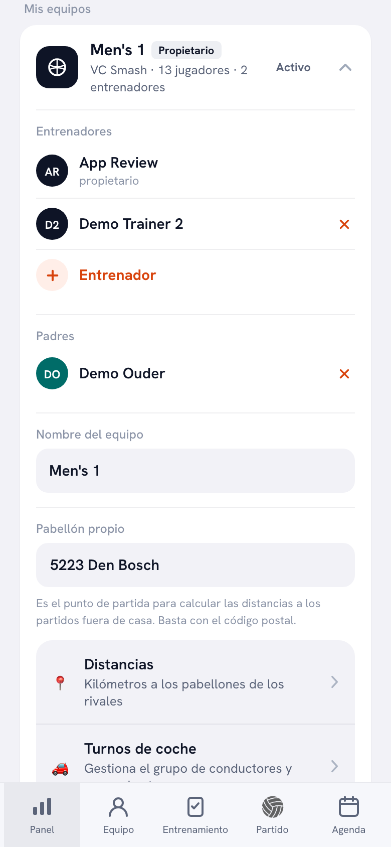 El bloque del equipo en el perfil: bajo el nombre del equipo aparecen el club, el número de jugadores y dos entrenadores, debajo los dos entrenadores con el propietario señalado, un botón para añadir entrenador y un padre vinculado.