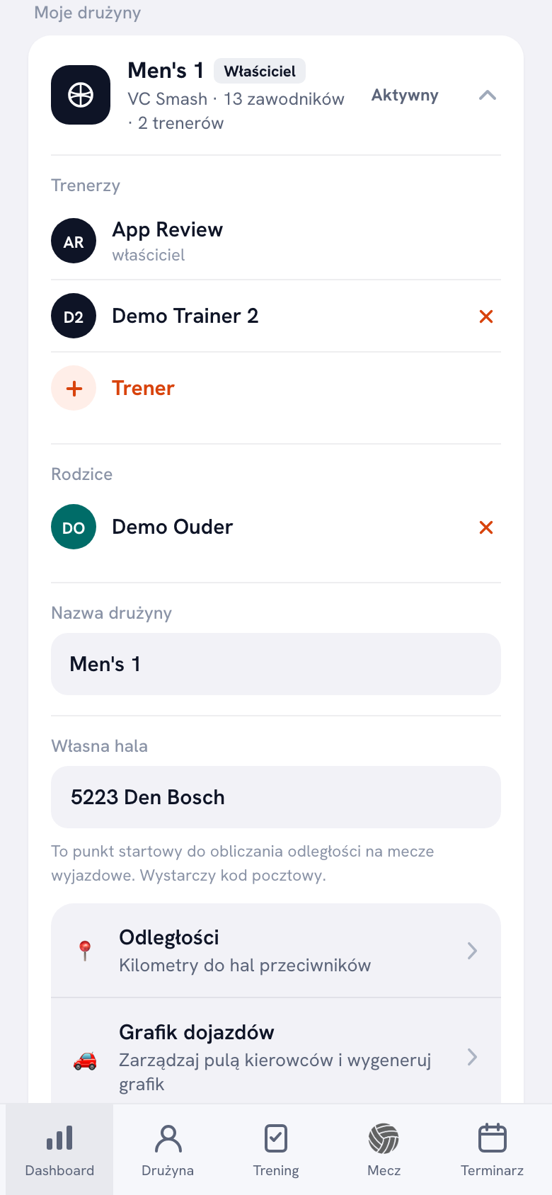 Ekran Moje drużyny z drużyną Men’s 1 i etykietą Właściciel, poniżej trenerzy App Review (właściciel) i Demo Trainer 2, blok rodziców z Demo Ouder oraz pola nazwy drużyny i własnej hali.