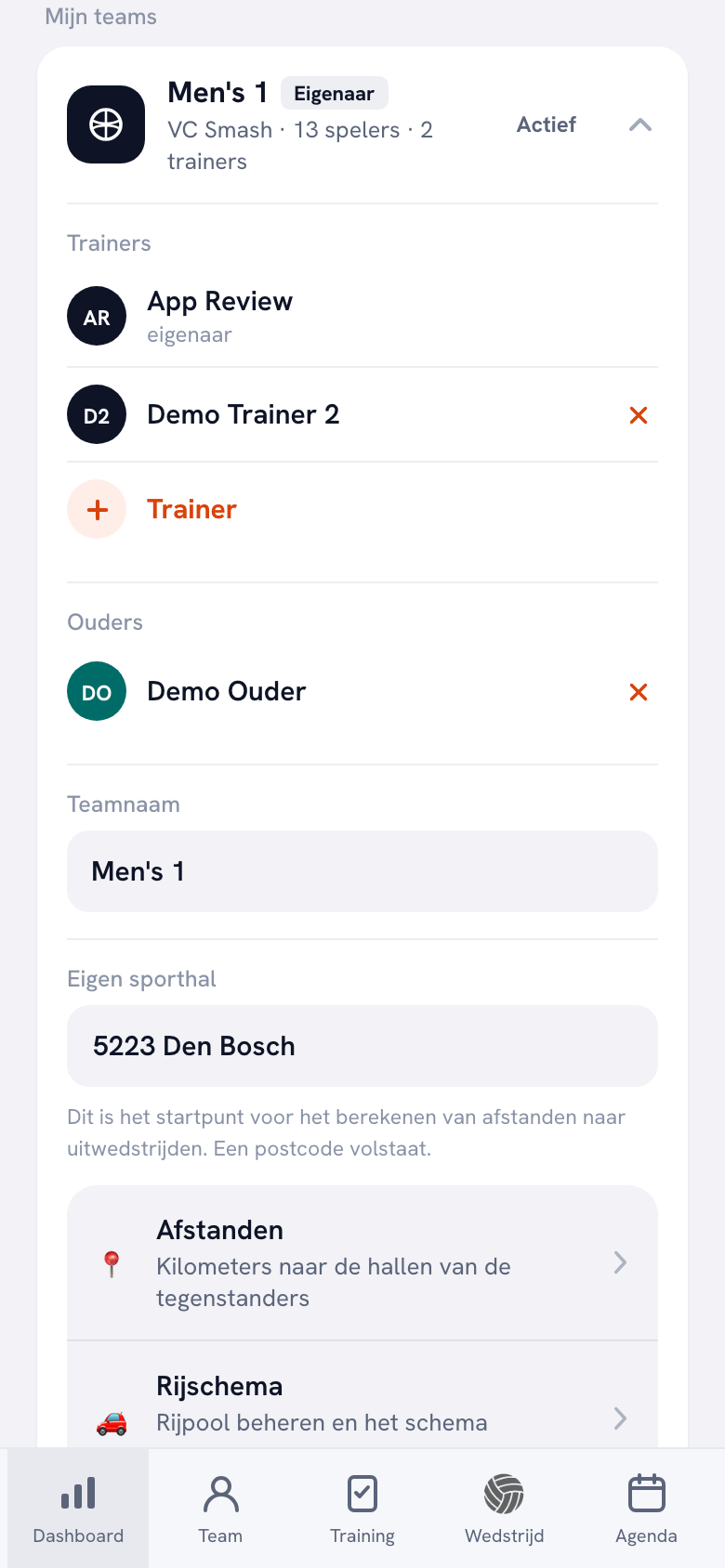 Het teamblok in het profiel: onder de teamnaam staat de club met het aantal spelers en twee trainers, daaronder de twee trainers met de eigenaar erbij vermeld, een knop om een trainer toe te voegen en een gekoppelde ouder.