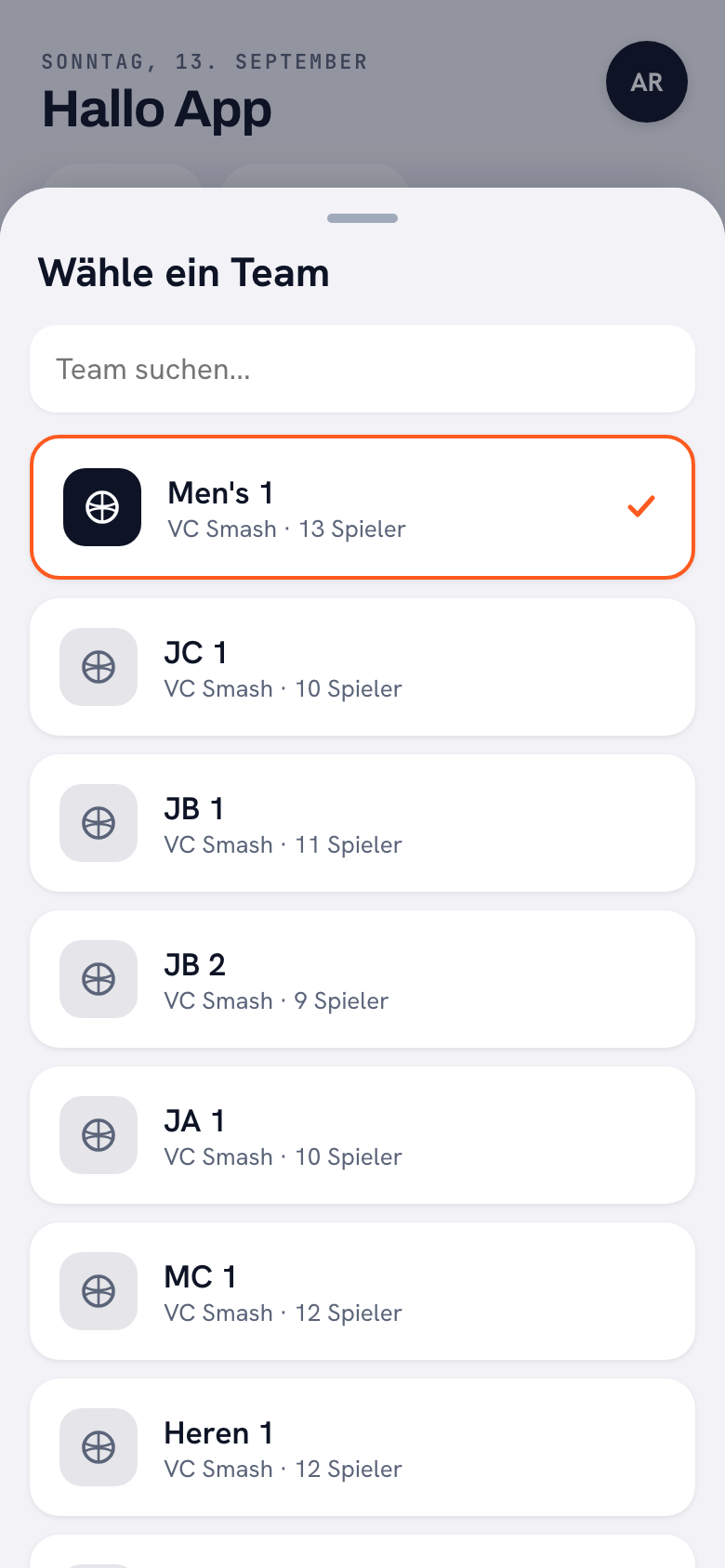 Das Blatt „Wähle ein Team“ mit einem Suchfeld und darunter den Teams von VC Smash: oben Men’s 1 mit orangefarbenem Rahmen und Häkchen, darunter JC 1, JB 1, JB 2, JA 1, MC 1 und Heren 1, jeweils mit der Anzahl der Spieler.