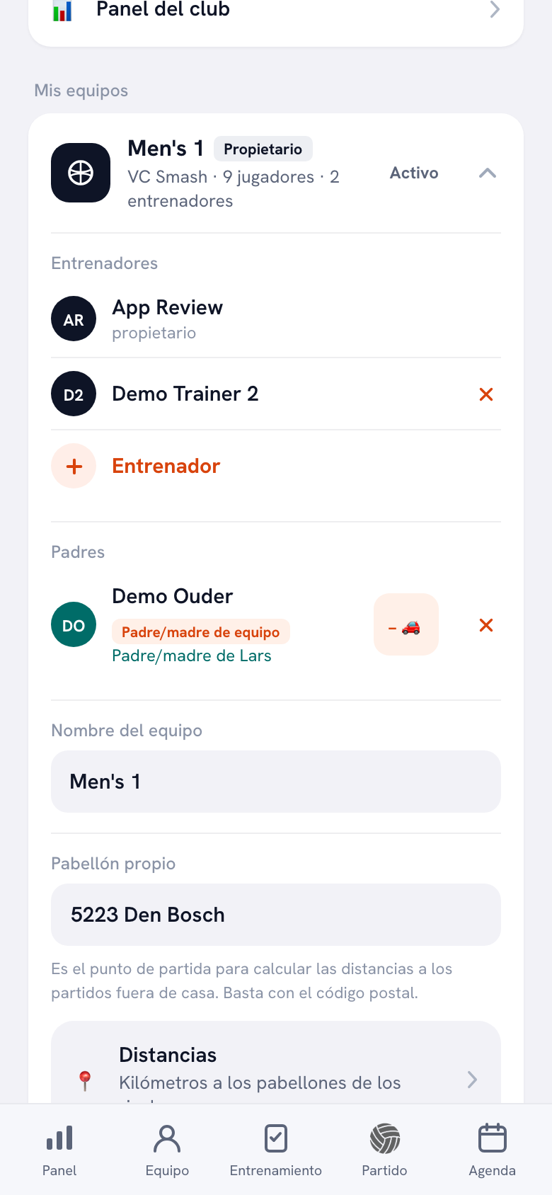 Tarjeta de equipo en la app Koach con los entrenadores y, debajo, en Padres, un padre vinculado con la etiqueta Padre/madre de Lars