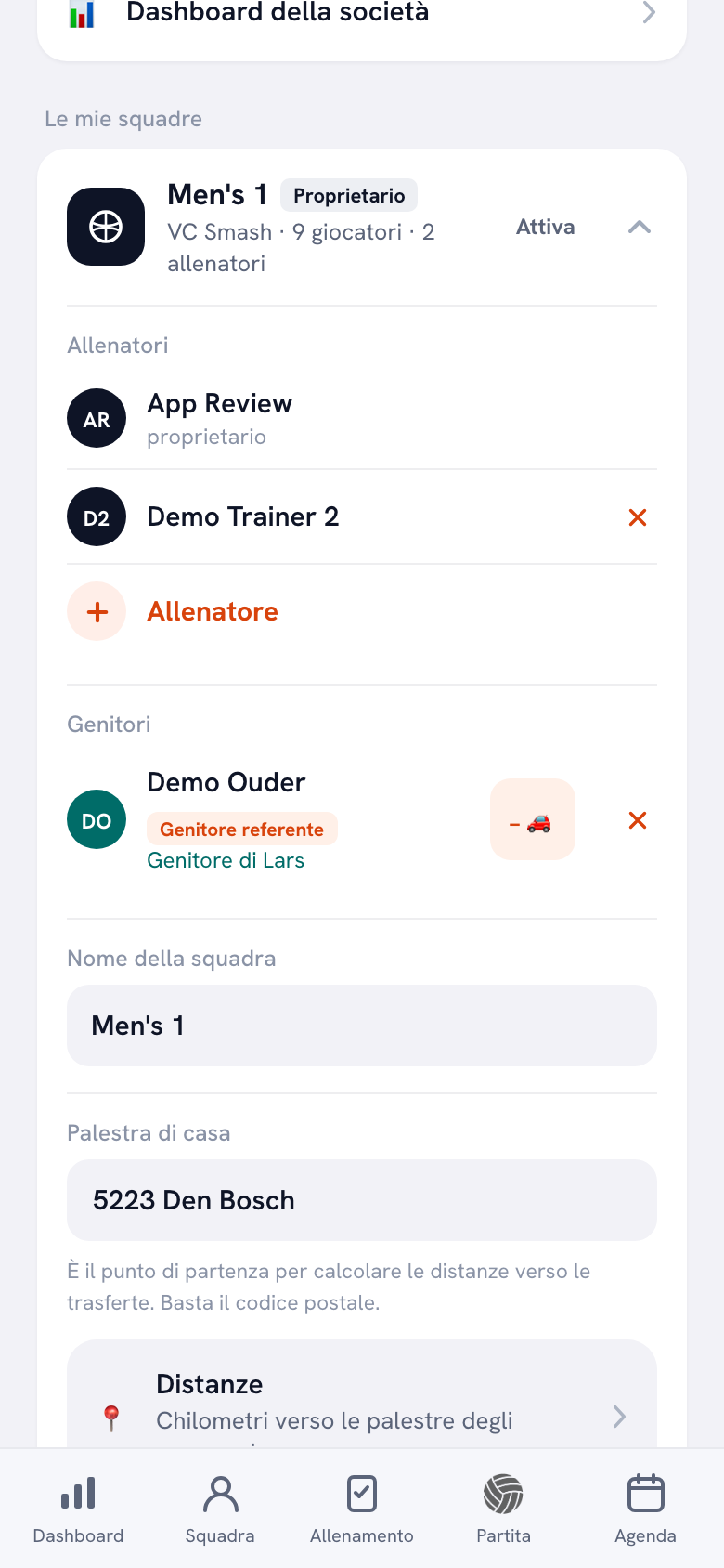 Scheda squadra nell'app Koach con gli allenatori e, sotto Genitori, un genitore collegato con l'etichetta Genitore di Lars