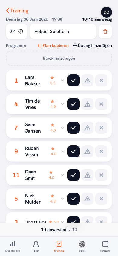 Anwesenheitsprotokoll mit dem orangen Status „zu spät“ bei einem Spieler in der Koach-App