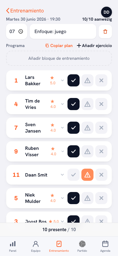 Registro de entrenamiento en la app Koach con una valoración por estrellas de la implicación junto a la asistencia de cada jugador