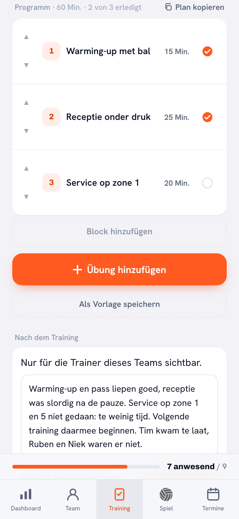 Das Programm eines Trainings mit drei Blöcken: ein Aufwärmen von 15 Minuten und ein Annahmeblock von 25 Minuten, beide mit orangefarbenem Haken, und ein Aufschlagblock von 20 Minuten mit leerem Kreis. Darüber steht Programm · 60 Min. · 2 von 3 erledigt.