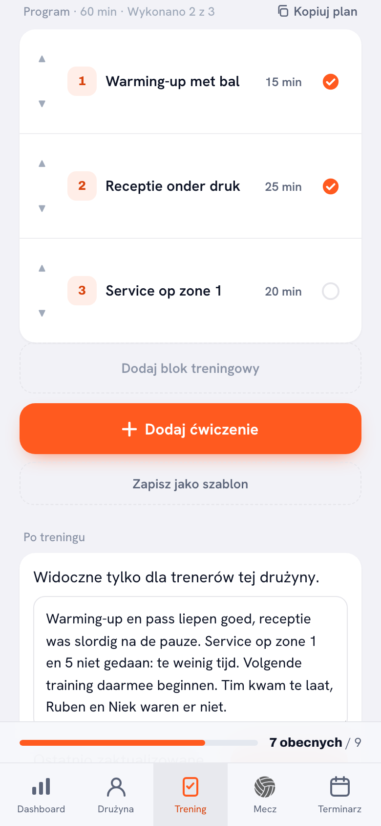 Program treningu z trzema blokami: rozgrzewka na 15 minut i blok przyjęcia na 25 minut, oba z pomarańczowym ptaszkiem, oraz blok zagrywki na 20 minut z pustym kółkiem. U góry napis Program · 60 min · Wykonano 2 z 3.