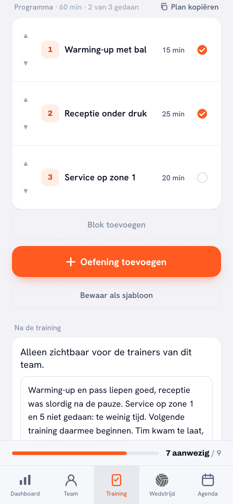 Het programma van een training met drie blokken: warming-up met bal van 15 minuten en receptie onder druk van 25 minuten, allebei met een oranje vinkje, en service op zone 1 van 20 minuten met een leeg rondje. Bovenaan staat Programma · 60 min · 2 van 3 gedaan.