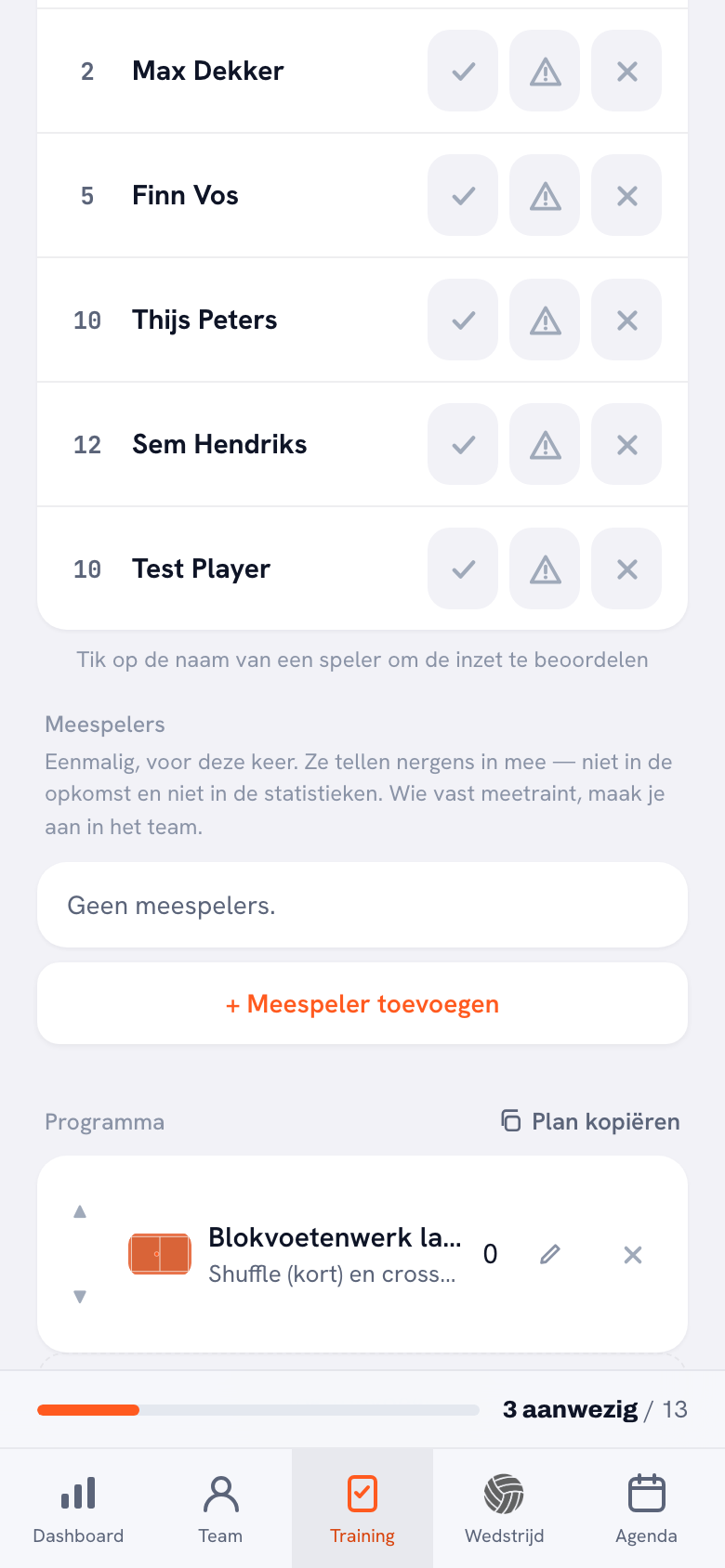 Het meespelerblok onder de aanwezigheidslijst van een training, met de regel dat meespelers nergens in meetellen en daaronder de knop om een meespeler toe te voegen.