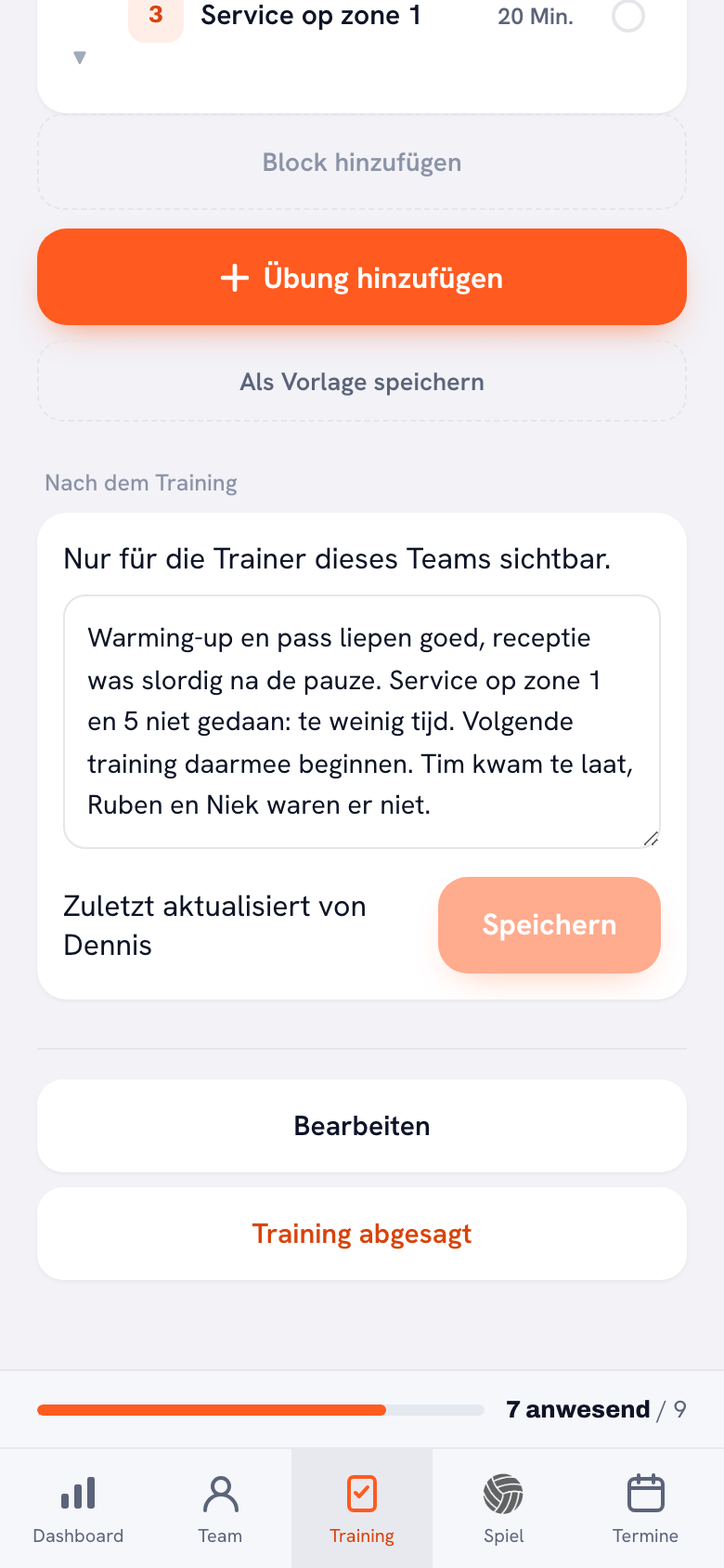 Der Block Nach dem Training unten im Training: die Zeile Nur für die Trainer dieses Teams sichtbar, ein Textfeld mit vier Sätzen über Aufwärmen, Annahme, Aufschlag und wer gefehlt hat, und darunter Zuletzt aktualisiert von Dennis neben dem Knopf Speichern.