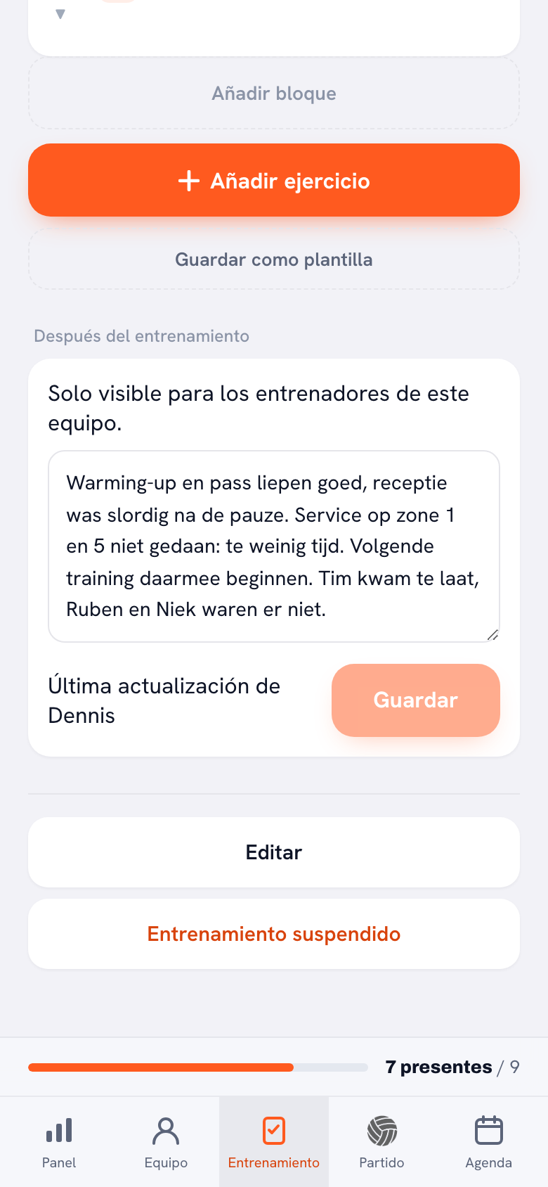 El bloque Después del entrenamiento al final de la sesión: la línea Solo visible para los entrenadores de este equipo, un campo de texto con cuatro frases sobre el calentamiento, la recepción, el saque y quién faltó, y debajo Última actualización de Dennis junto al botón Guardar.