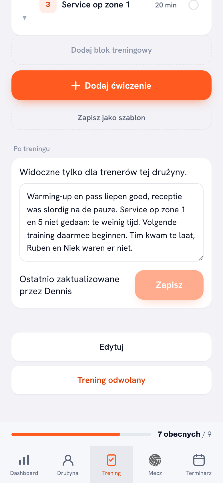 Blok Po treningu na dole treningu: linijka Widoczne tylko dla trenerów tej drużyny, pole tekstowe z czterema zdaniami o rozgrzewce, przyjęciu, zagrywce i o tym, kogo zabrakło, a pod spodem Ostatnio zaktualizowane przez Dennisa obok przycisku Zapisz.