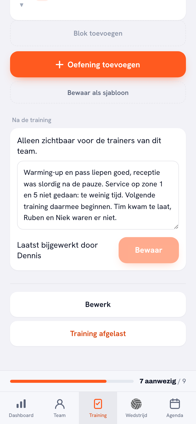 Het blok Na de training onderaan een training: de regel Alleen zichtbaar voor de trainers van dit team, een tekstvak met vier zinnen over de warming-up, de receptie, de service en wie er ontbrak, en daaronder Laatst bijgewerkt door Dennis naast de knop Bewaar.