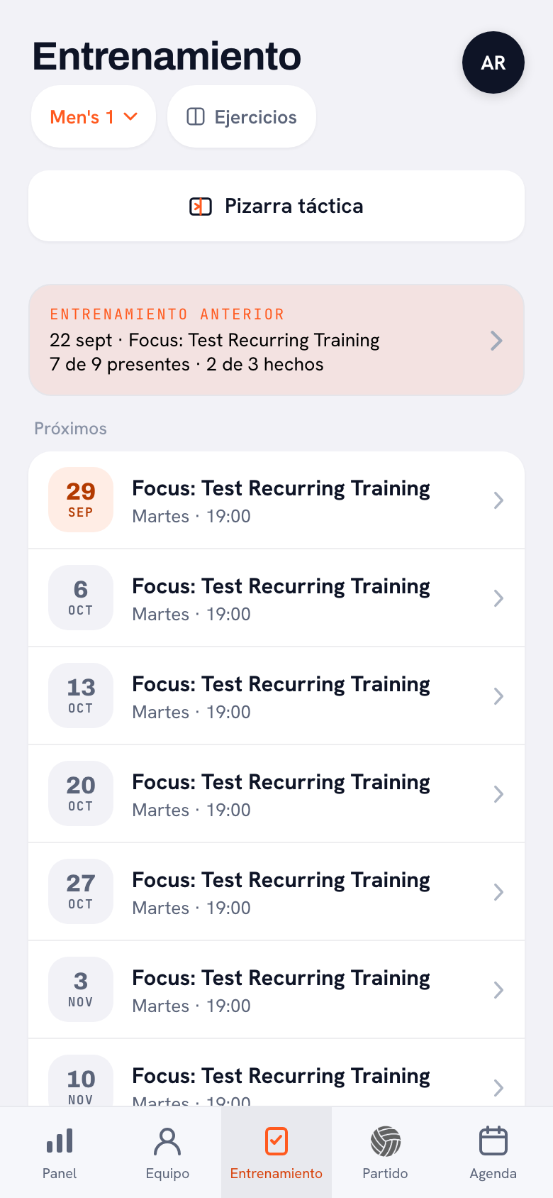 La pestaña Entrenamiento con una tarjeta de color arriba: Entrenamiento anterior, 22 sept, el foco de aquella tarde y debajo 7 de 9 presentes · 2 de 3 hechos, con una flecha hacia la derecha.