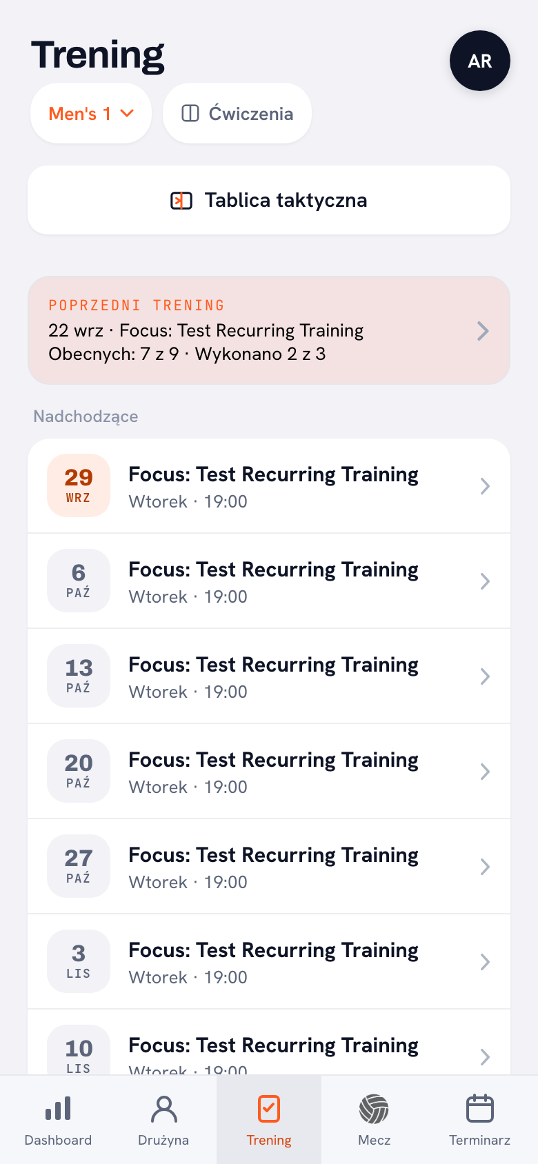 Zakładka Trening z kolorową kartą na górze: Poprzedni trening, 22 wrz, temat tamtego wieczoru, a pod spodem Obecnych: 7 z 9 · Wykonano 2 z 3, ze strzałką w prawo.