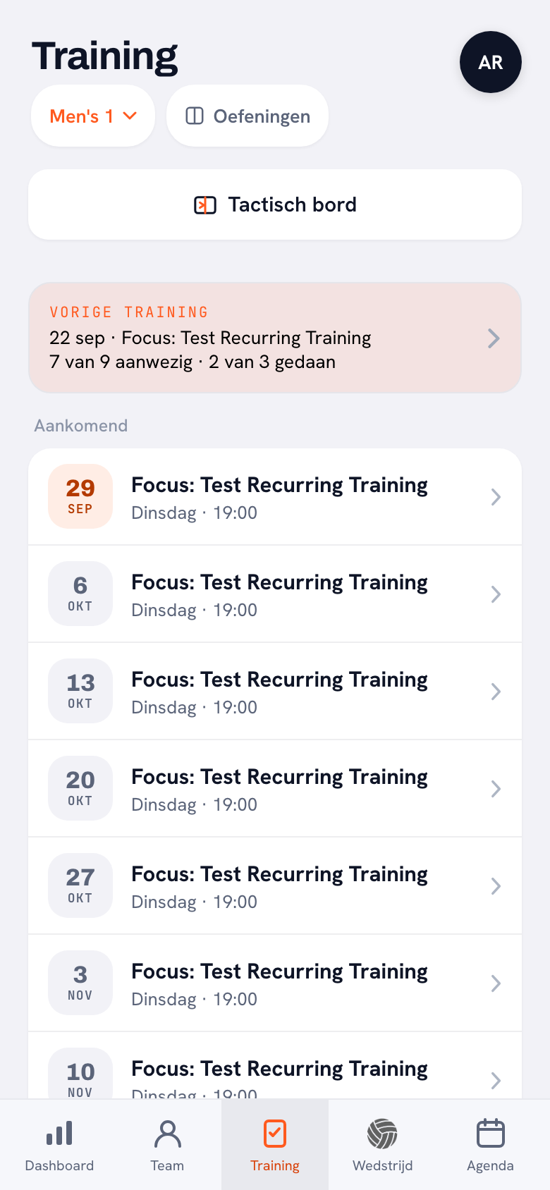 Het tabblad Training met bovenaan een gekleurde kaart: Vorige training, 22 sep, de focus van die avond, en daaronder 7 van 9 aanwezig · 2 van 3 gedaan, met een pijltje naar rechts.