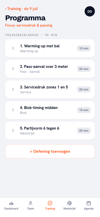Trainingsprogramma in de Koach-app opgebouwd uit genummerde blokken met naam, duur en categorie, klaar om als sjabloon te bewaren