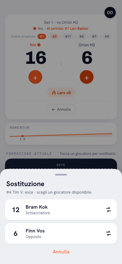 Schermata di sostituzione nell'app Koach: giocatore che esce e i sostituti disponibili con la loro posizione